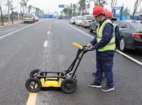 国网郑州供电公司使用金属管线探测仪采集地下管线数据
